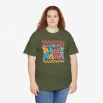 Military green dames t-shirt met brede oversized pasvorm en kleurrijke "Somebody’s Broke Mama"-print