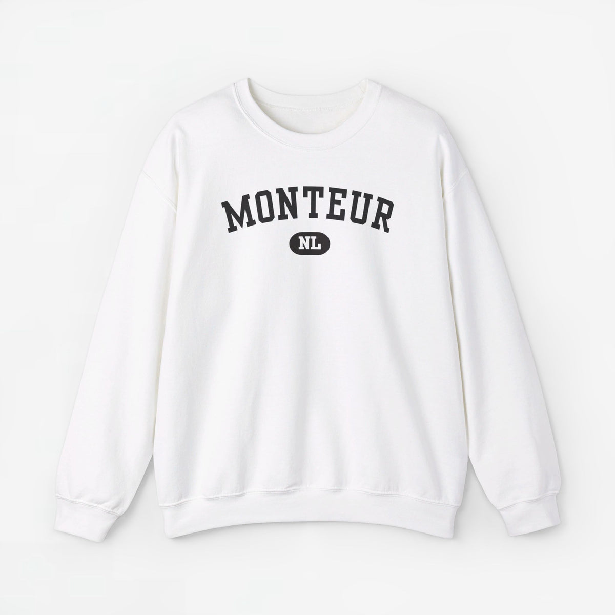 Witte sweater met ronde hals en borstprint “MONTEUR” met klein “NL” embleem