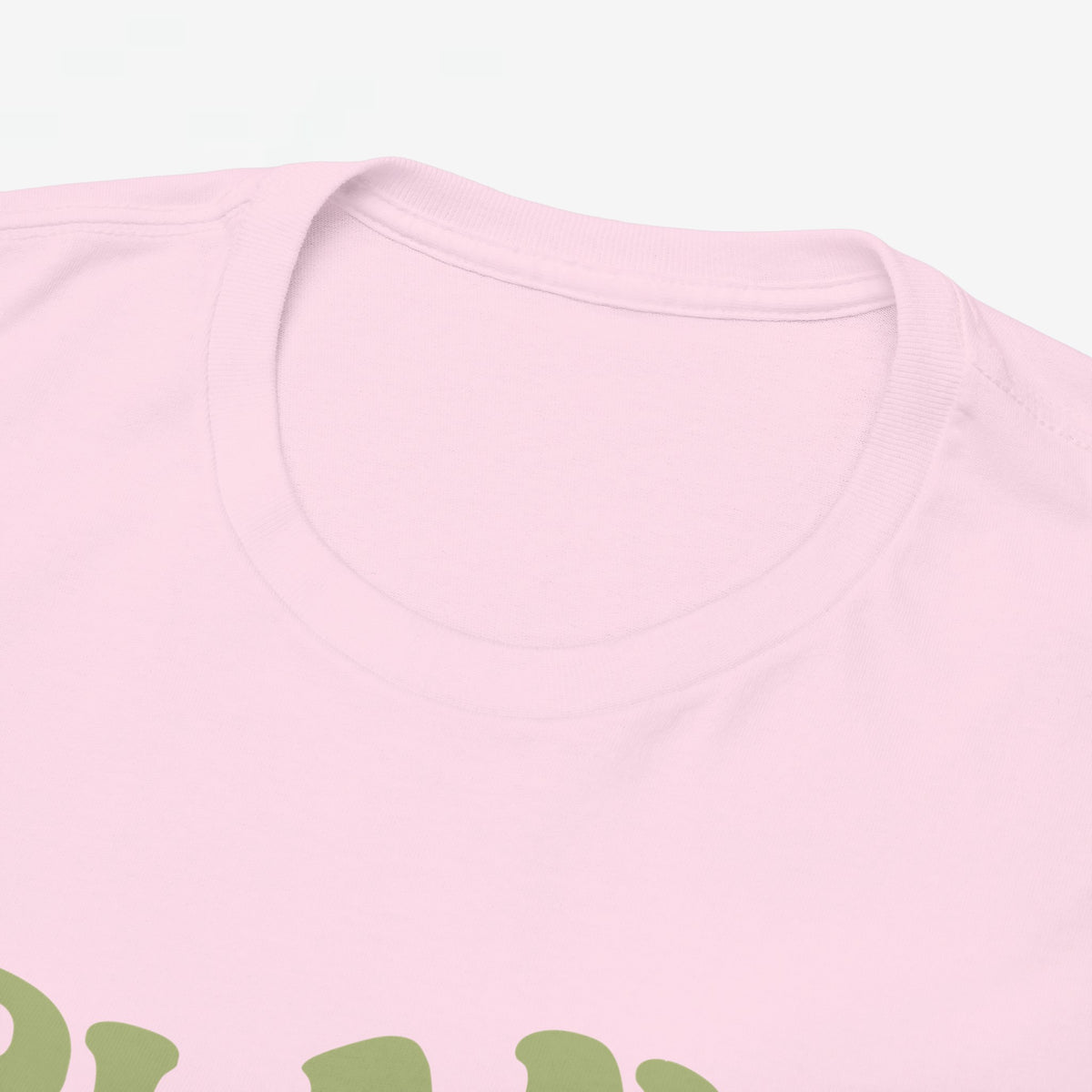 Close-up van roze T-shirt met ronde hals en lichtgroene randen van de print
