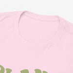 Close-up van roze T-shirt met ronde hals en lichtgroene randen van de print