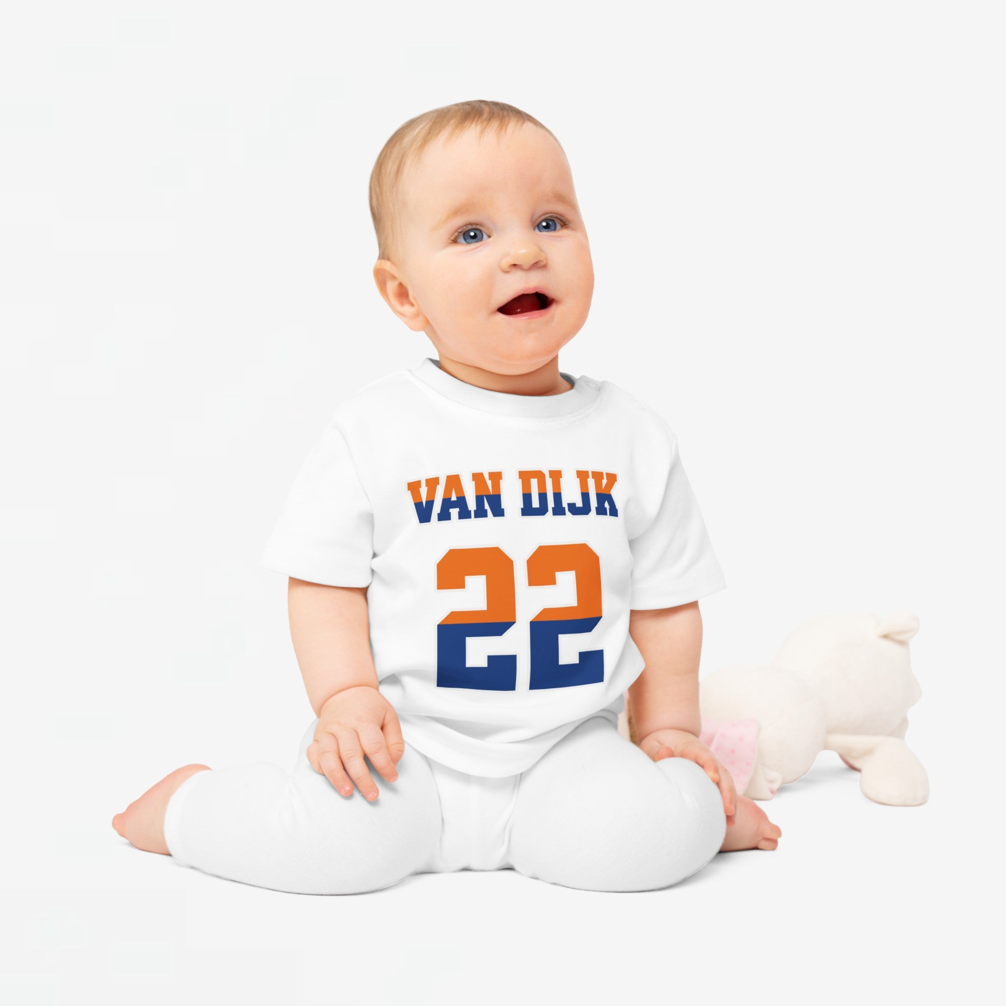 Baby T-shirt voor EK, WK en Koningsdag - Personaliseer met Naam & Rugnummer - oranje en blauwe tekst (Voorkant)