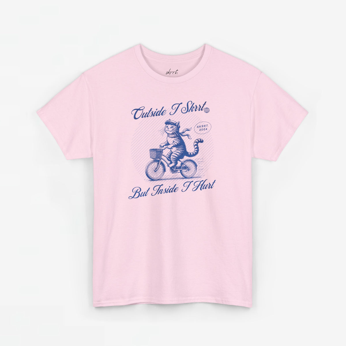 Lichtroze oversized t-shirt met blauwe opdruk van kat op fiets en tekst voorop