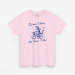 Lichtroze oversized t-shirt met blauwe opdruk van kat op fiets en tekst voorop