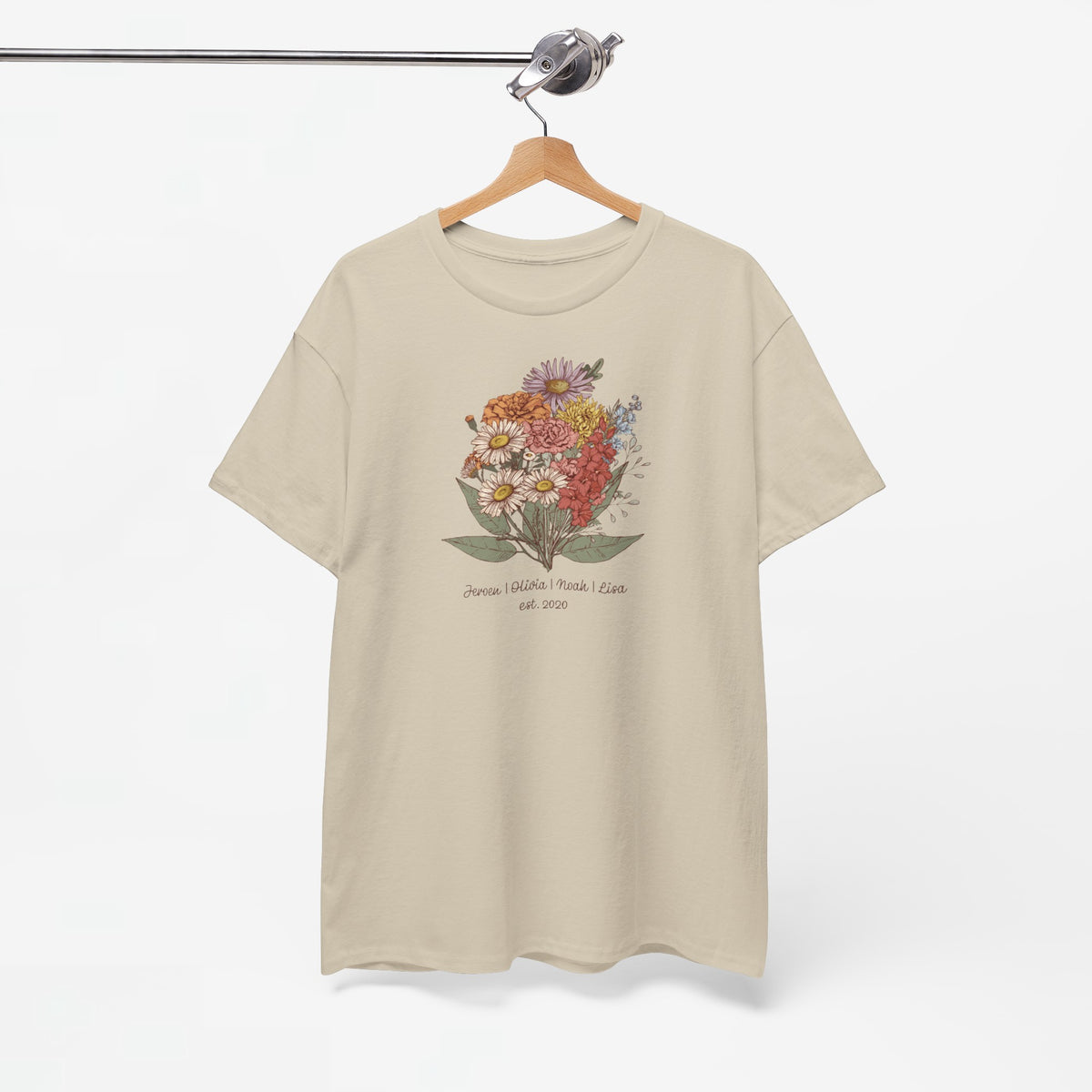 Beige t-shirt op hanger met bloemenprint op de borst en tekst onderaan