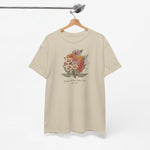 Beige t-shirt op hanger met bloemenprint op de borst en tekst onderaan