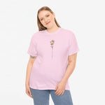 Roze T-shirt met verticale bloem- en slingerprint op de borst, model