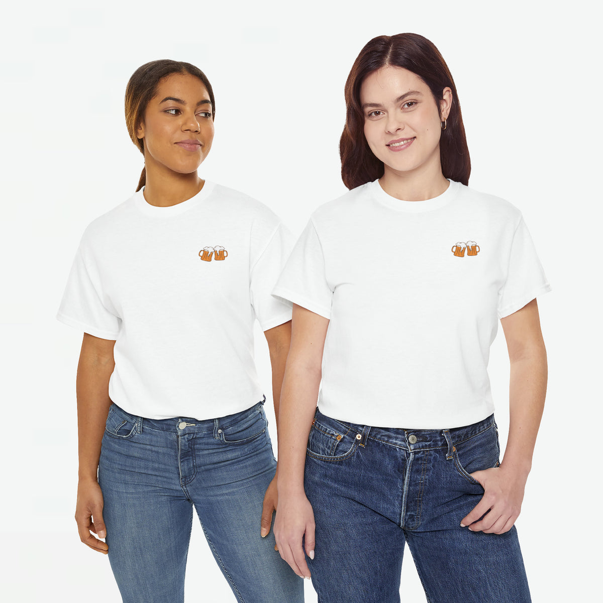 Witte T-shirt met kleine borstprint, gedragen door twee dames