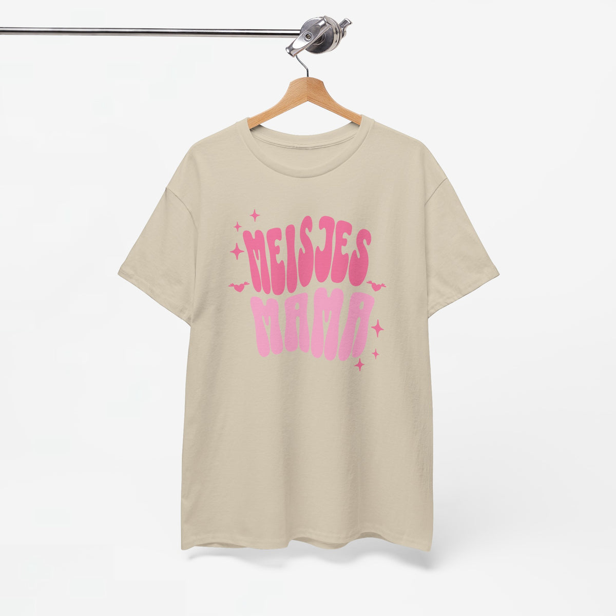 Beige oversized T-shirt aan hanger, ronde hals, roze ‘MEISJES MAMA’ opdruk