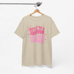 Beige oversized T-shirt aan hanger, ronde hals, roze ‘MEISJES MAMA’ opdruk