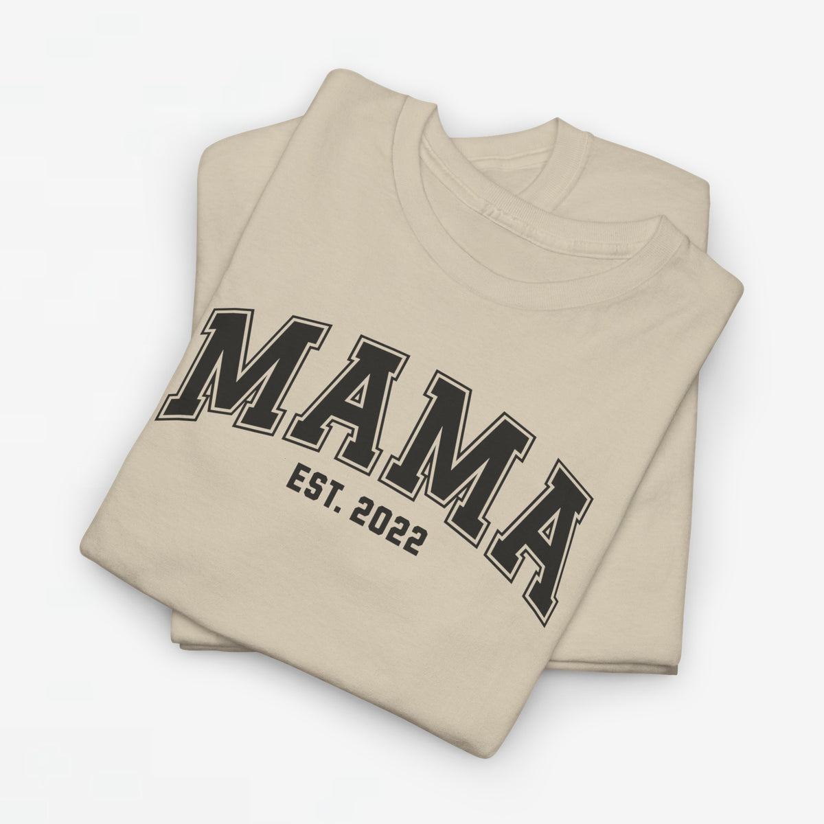T-shirt in zandkleur met grote opdruk “MAMA” en “EST. 2022”