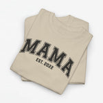 T-shirt in zandkleur met grote opdruk “MAMA” en “EST. 2022”