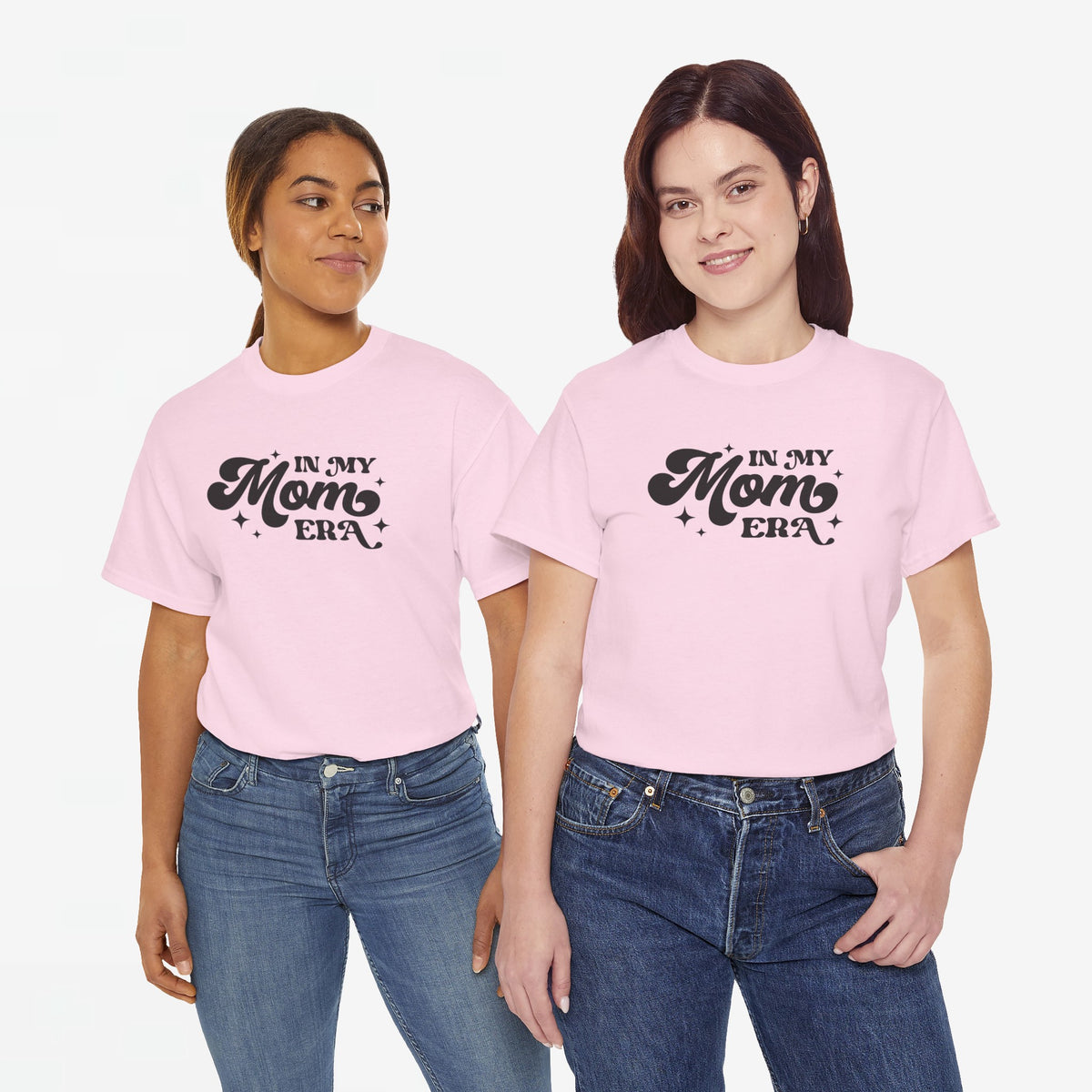 Roze oversized T-shirt met zwarte tekstprint “In My Mom Era” op de borst.