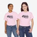 Roze oversized T-shirt met zwarte tekstprint “In My Mom Era” op de borst.