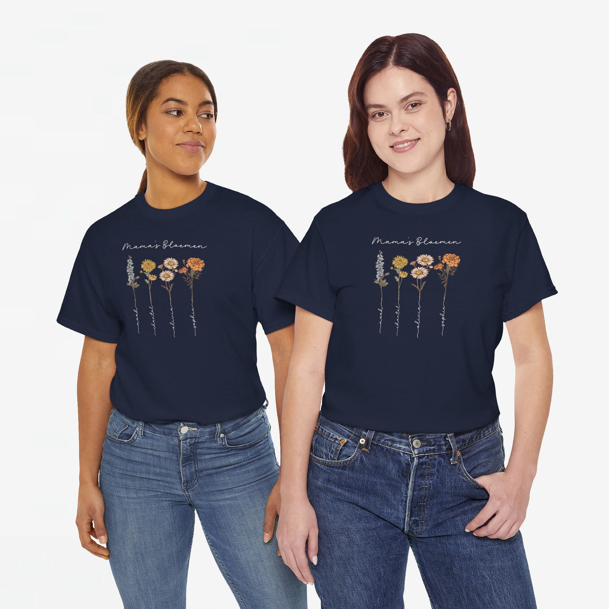 Twee navy t-shirts met bloemenprint en sierlijke tekst op de borst.