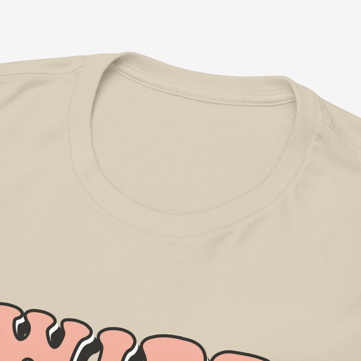Zandkleurige kraagboord van een T-shirt met ronde hals.