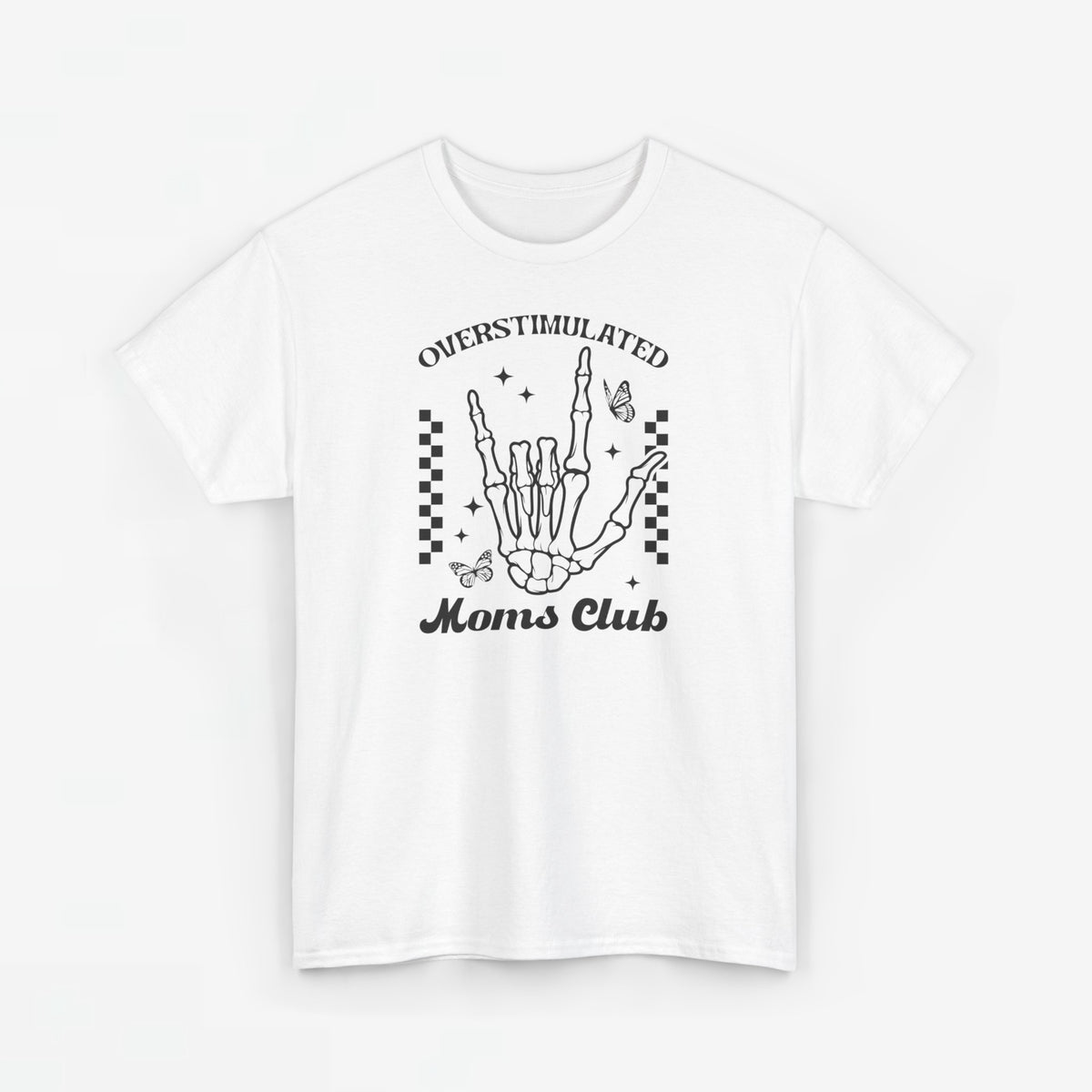 Wit oversized t-shirt met zwarte handillustratie en tekst “Moms Club” op de borst