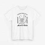 Wit oversized t-shirt met zwarte handillustratie en tekst “Moms Club” op de borst