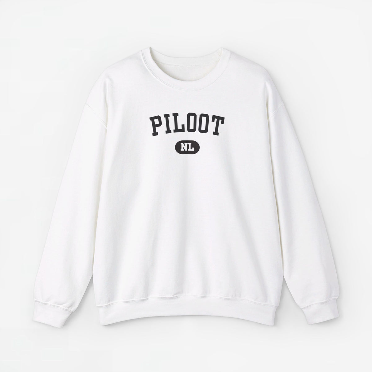 Witte sweater met ronde hals en zwarte PILOOT NL-print op de borst.