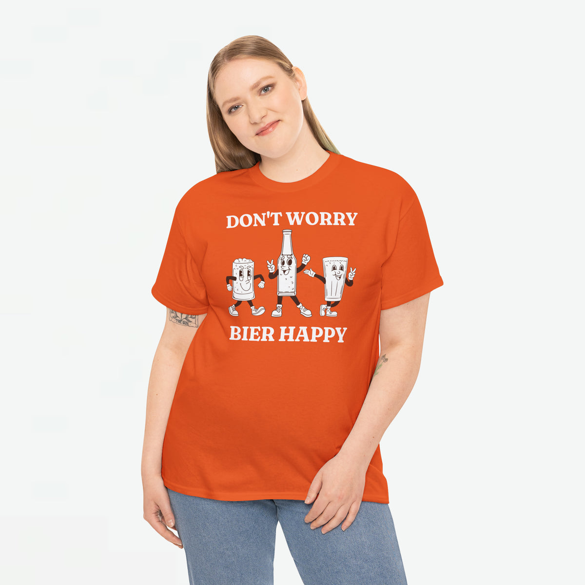Oranje oversized T-shirt op model met frontprint “DON’T WORRY” en “BIER HAPPY”.