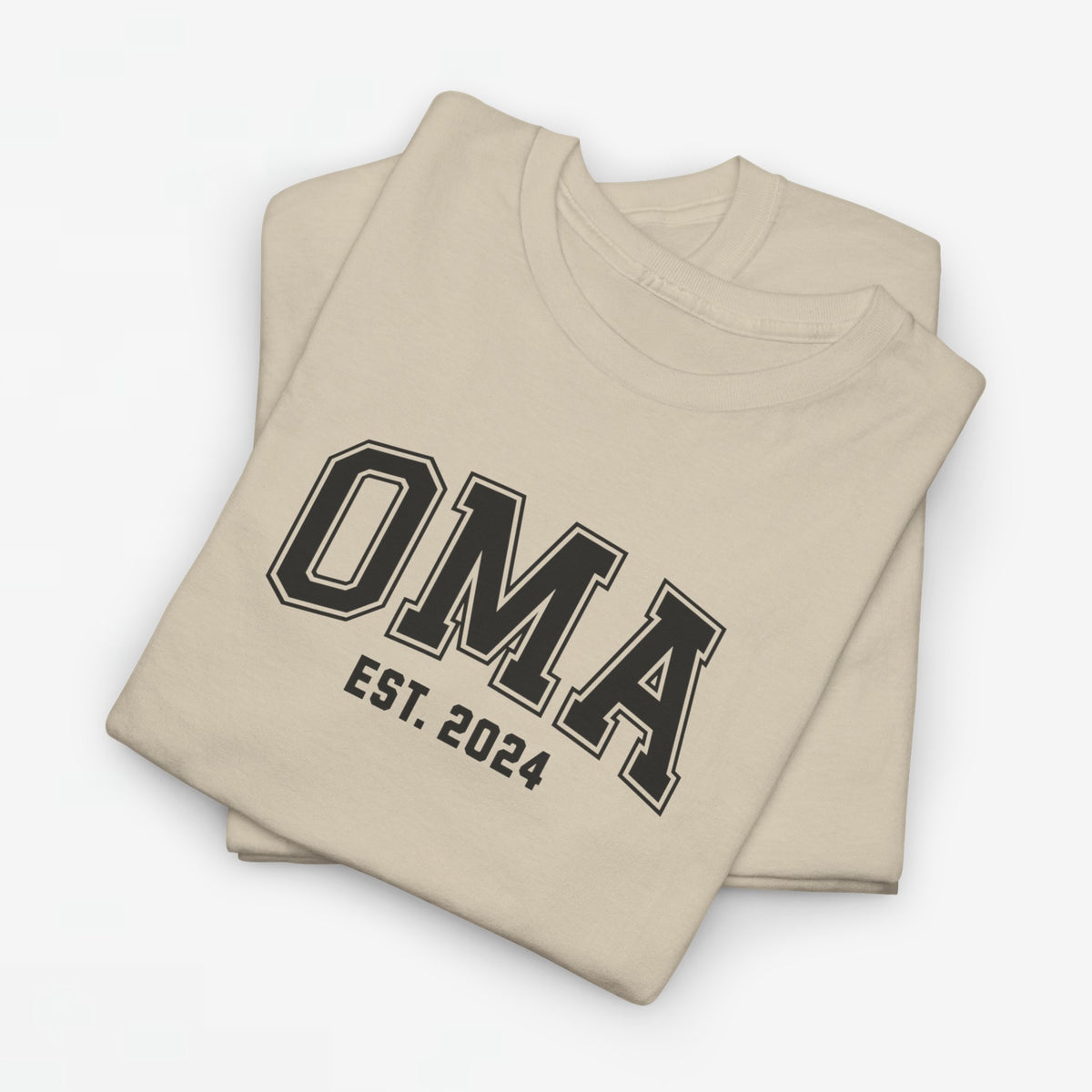 Geperonaliseerd t-shirt met OMA-print en EST 2024, zandkleurig (gestapeld)
