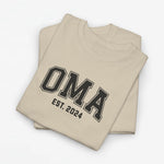 Geperonaliseerd t-shirt met OMA-print en EST 2024, zandkleurig (gestapeld)