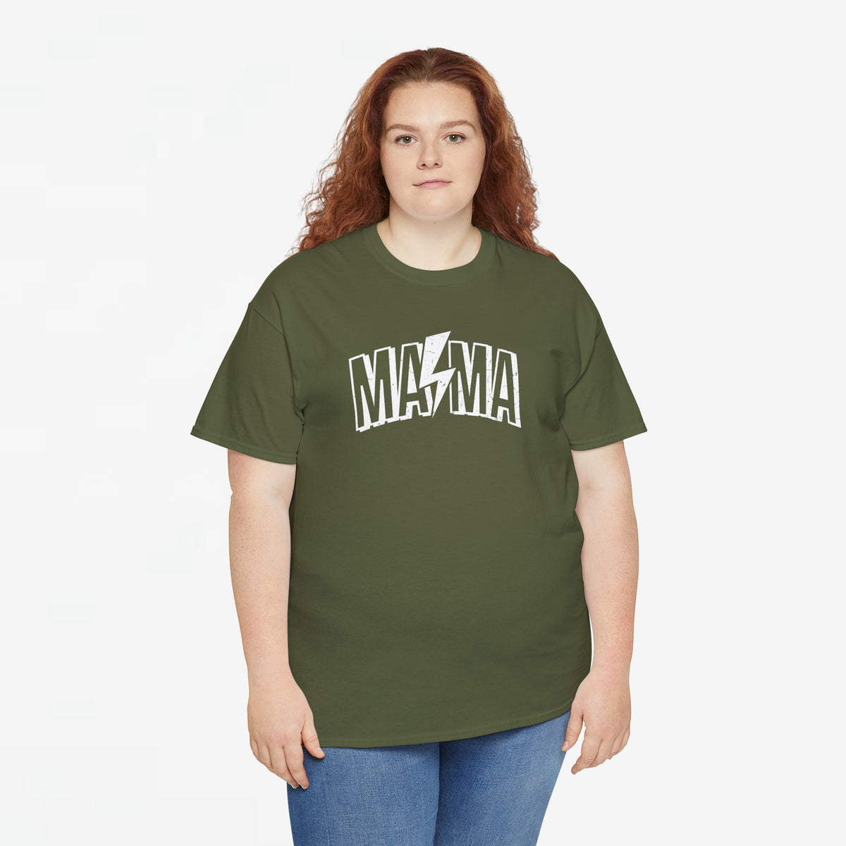 Groene oversized t-shirt met MAMA-print op de borst, gedragen door vrouw