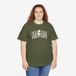 Groene oversized t-shirt met MAMA-print op de borst, gedragen door vrouw
