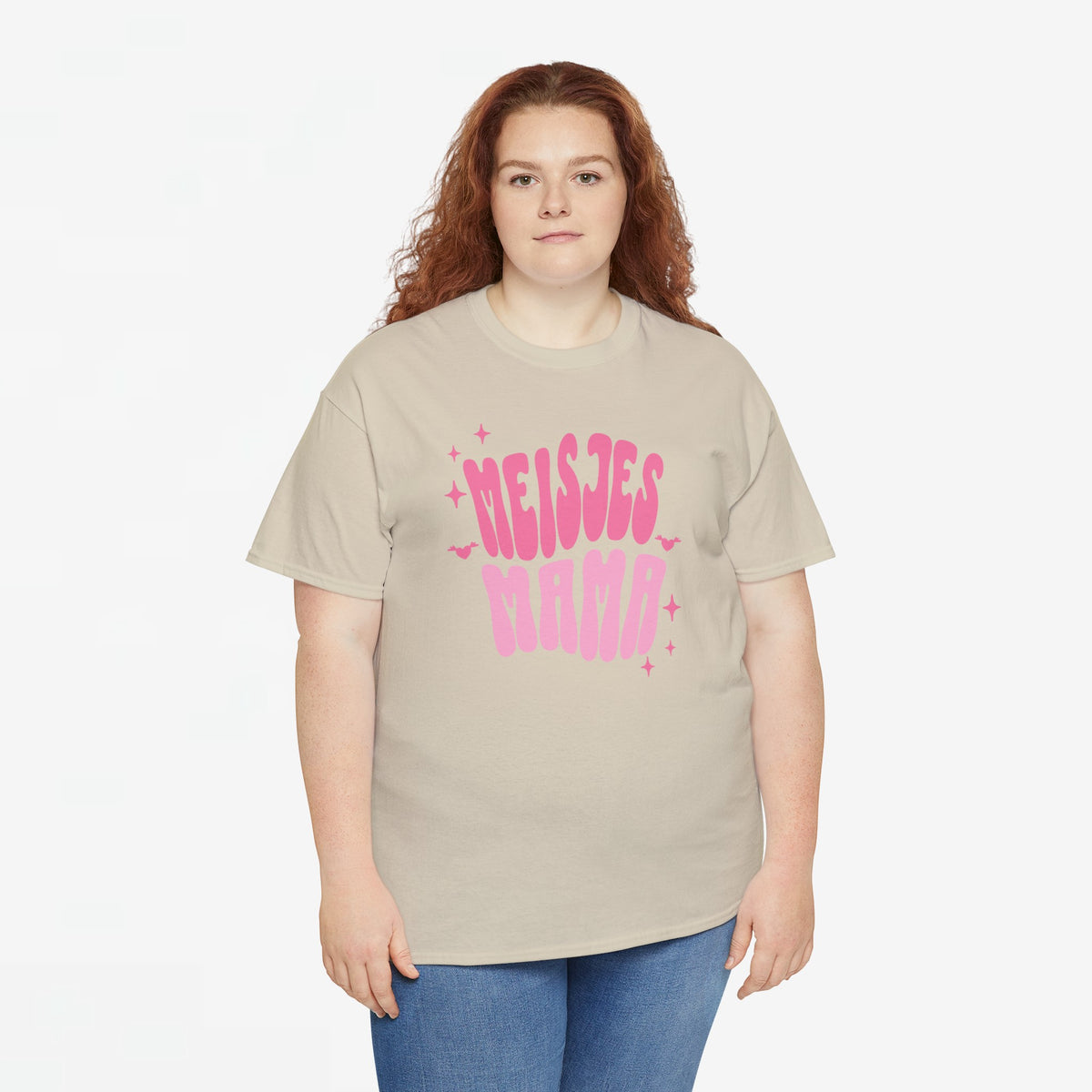 Beige T-shirt op model met roze ‘MEISJES MAMA’ opdruk en losse pasvorm
