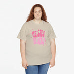 Beige T-shirt op model met roze ‘MEISJES MAMA’ opdruk en losse pasvorm