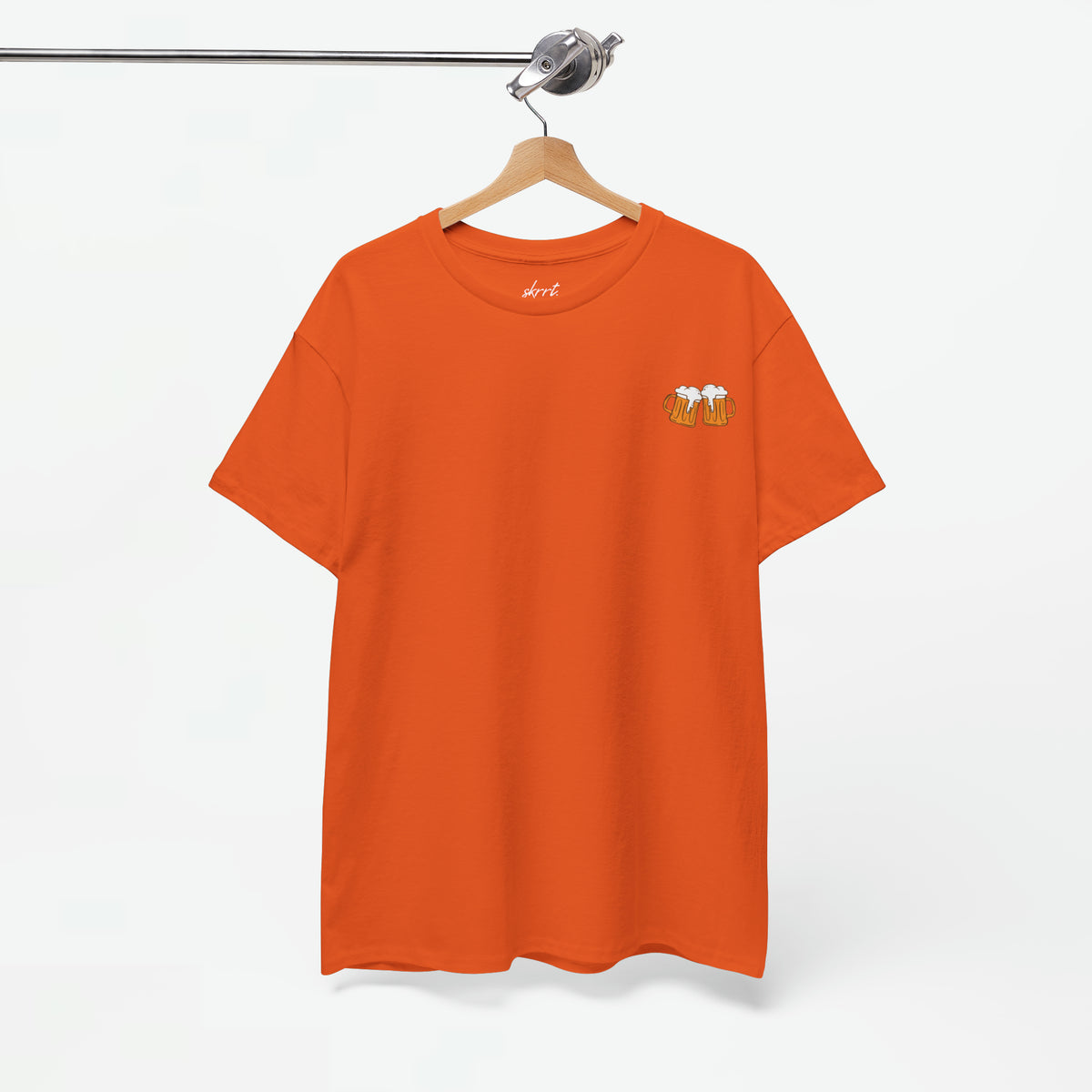 Oranje dames t-shirt aan hanger met kleine biermok-applicatie op de borst