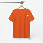 Oranje dames t-shirt aan hanger met kleine biermok-applicatie op de borst