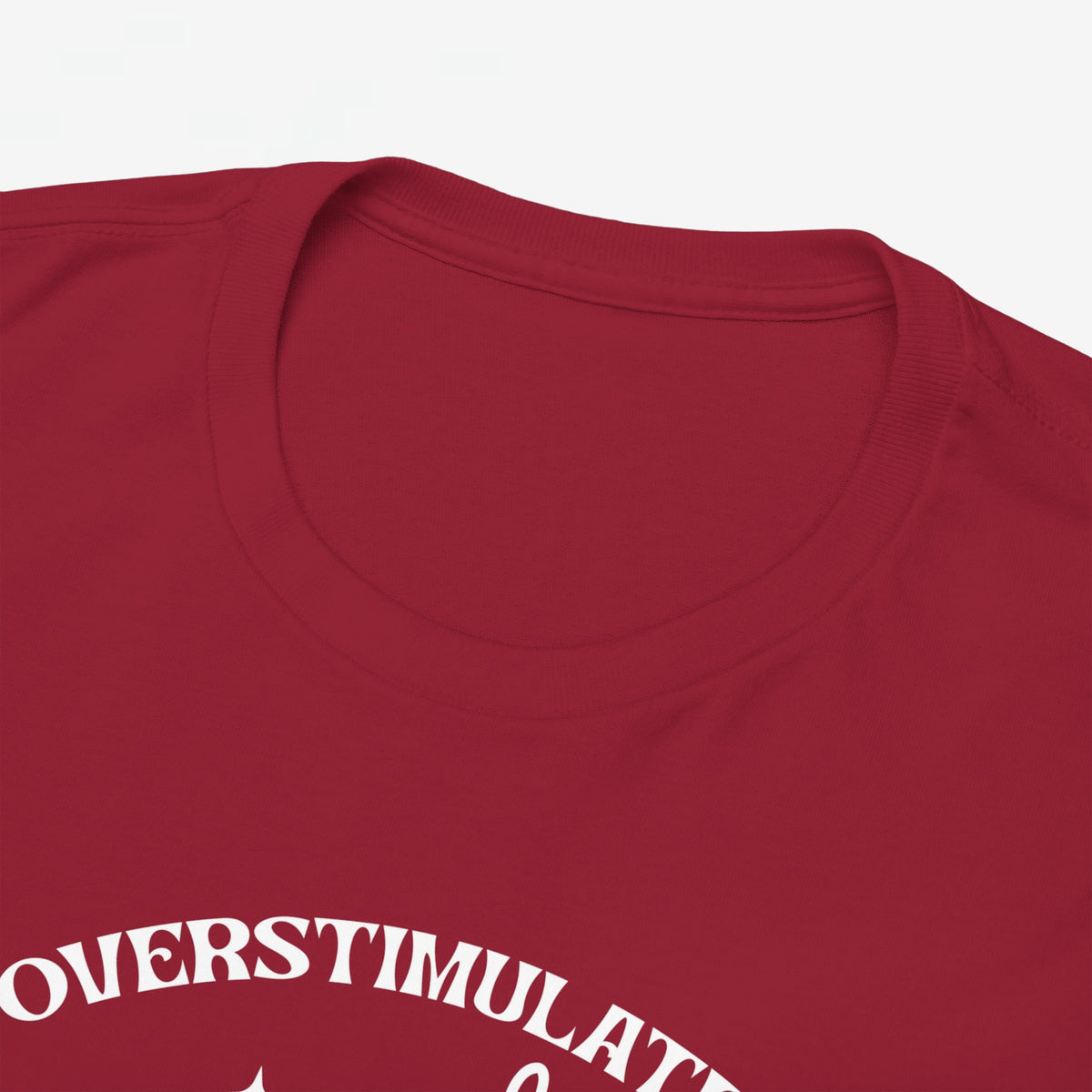 Rood T-shirt met ronde halsboord en gedeeltelijke witte opdruk op de borst.