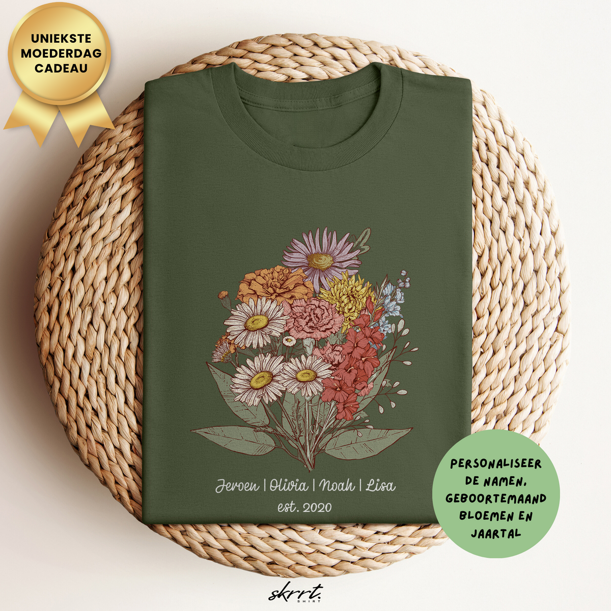 Donkergroen T-shirt met bloemenboeketprint en persoonlijke namen onderaan