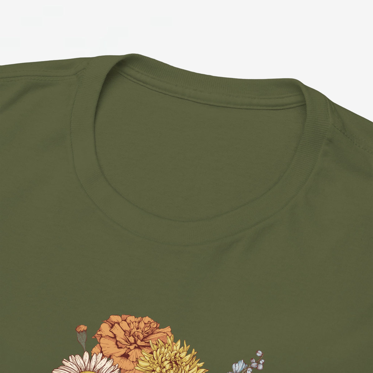 Leeg legergroen t-shirt met ronde hals en bovenkant van bloemenprint