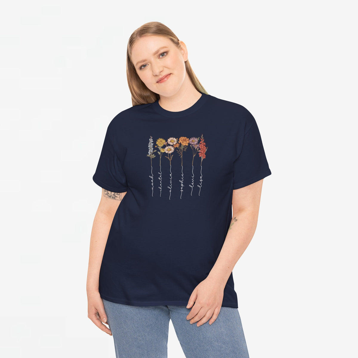 Draagfoto: donkerblauw t-shirt met bloemenprint en witte sierlijke namen, model