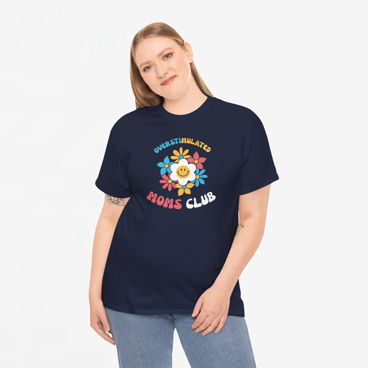 Donkerblauw oversized T-shirt met bloemenprint en tekst 'OVERSTIMULATED MOMS CLUB' op borst.