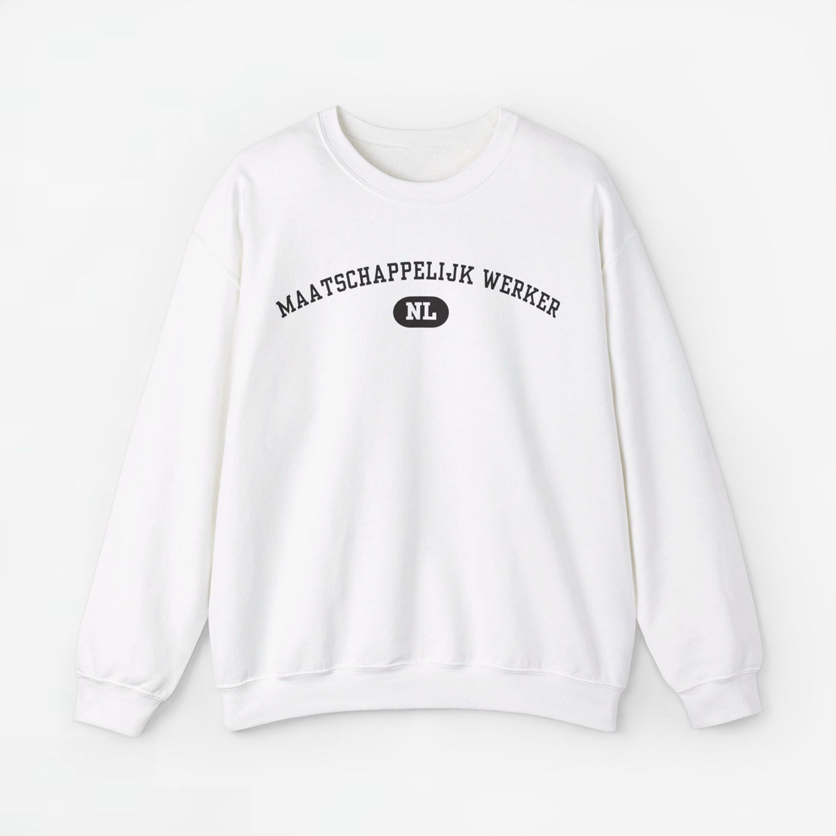 Witte trui met lange mouwen, tekstprint 'MAATSCHAPPELIJK WERKER' en NL-embleem.