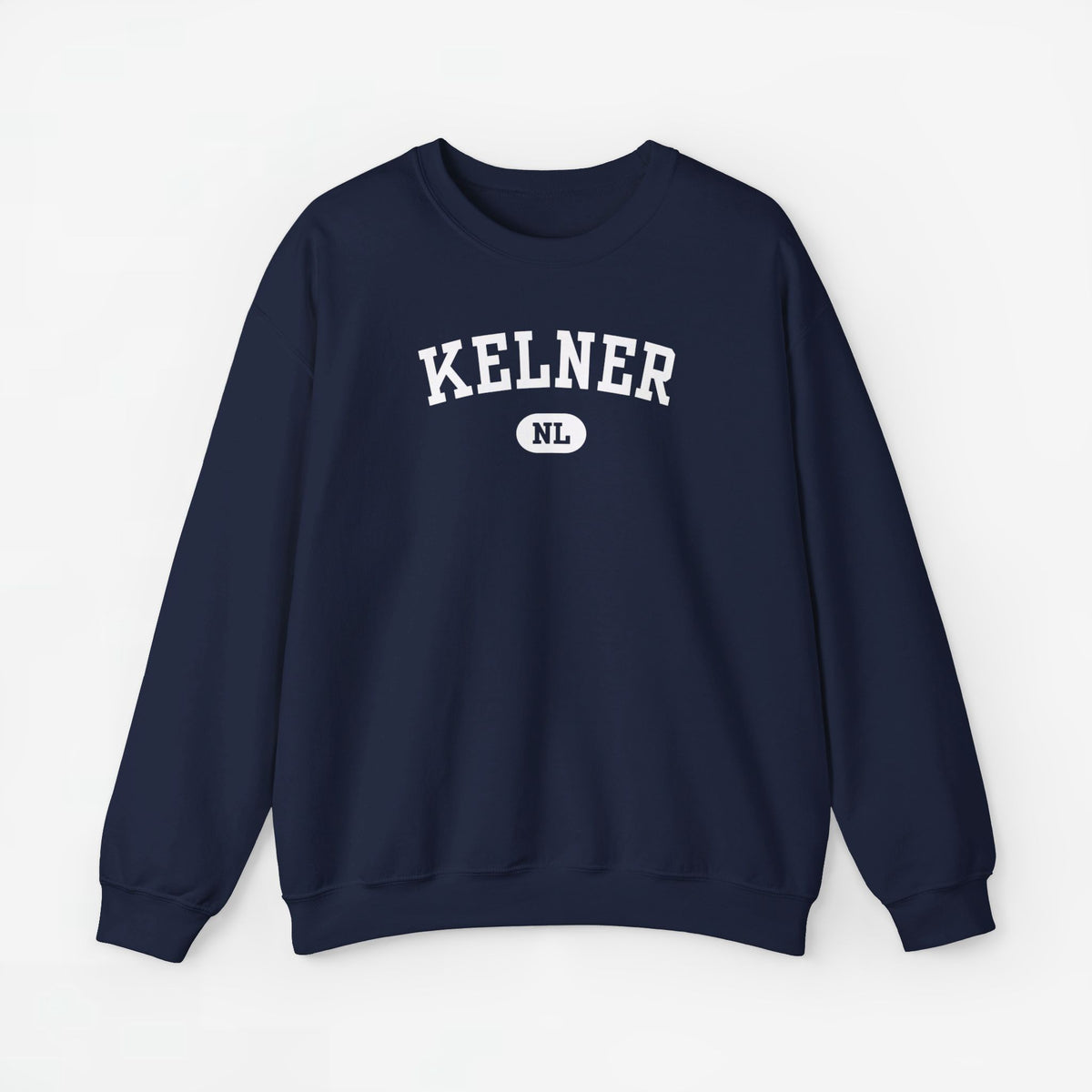 Marineblauwe trui met ronde hals en borstprint “KELNER” met ronde “NL”-logo