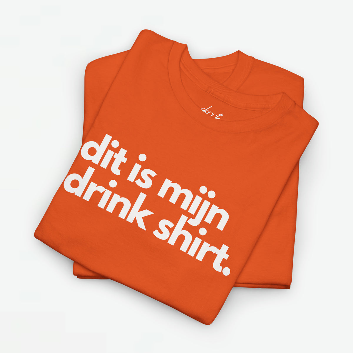 Oranje opgevouwen T-shirt met voorprint 'dit is mijn drink shirt'.