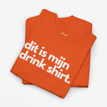 Oranje opgevouwen T-shirt met voorprint 'dit is mijn drink shirt'.