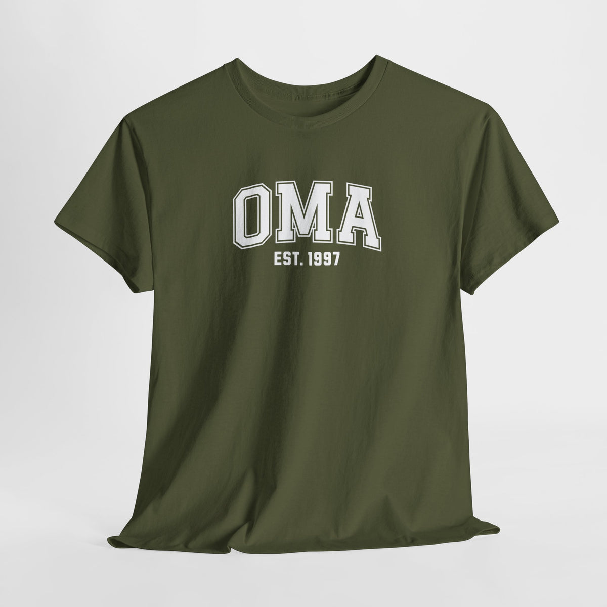 Olijfgroene t-shirt met “OMA” en “EST. 1997” print op de borst