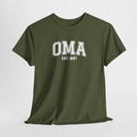 Olijfgroene t-shirt met “OMA” en “EST. 1997” print op de borst