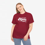 Bordeauxrode T-shirt met ronde hals en witte 'In My Mom Era'-opdruk, modelweergave