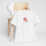 Wit t-shirt op houten hanger met aardbei-print en “Beste Mama” op de borst