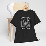 Zwart T-shirt met borstprint: hand-silhouet en tekst “OVERSTIMULATED Moms club”.