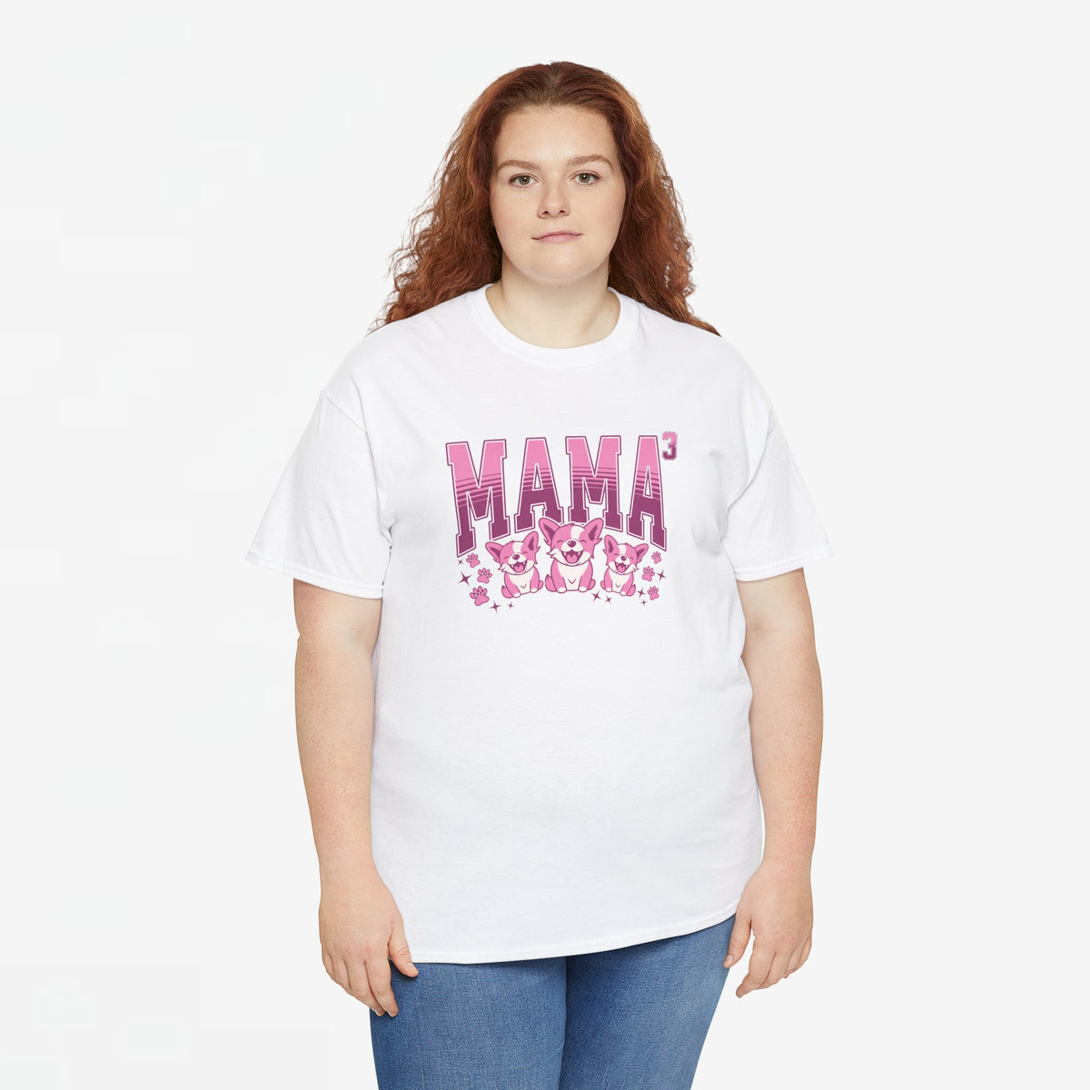 Witte T-shirt met roze 'MAMA3' print en kattenfiguren, gedragen door model