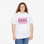 Witte T-shirt met roze 'MAMA3' print en kattenfiguren, gedragen door model