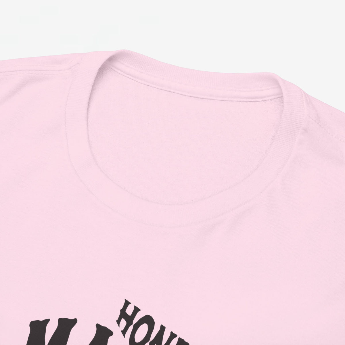 Roze T-shirt met ronde hals; deel van 'Honden Mama'-print zichtbaar op borst