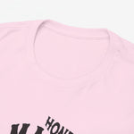 Roze T-shirt met ronde hals; deel van 'Honden Mama'-print zichtbaar op borst