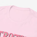 Roze T-shirt hals en deel van borstprint, ronde hals met ribboord